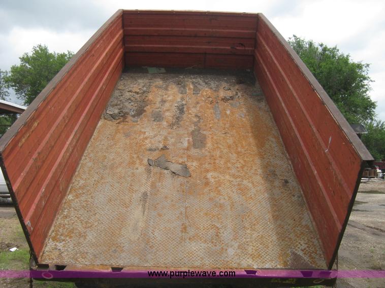 image for item H5423 1986 International 1654 scissor dump bed truck