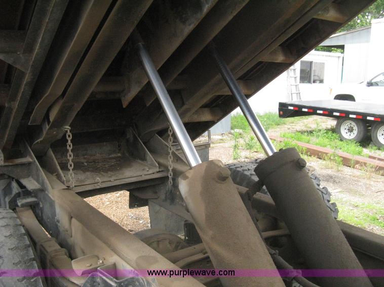 image for item H5423 1986 International 1654 scissor dump bed truck