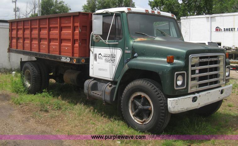 image for item H5423 1986 International 1654 scissor dump bed truck