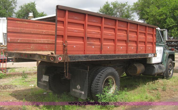 image for item H5423 1986 International 1654 scissor dump bed truck