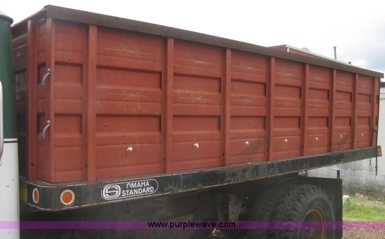 image for item H5423 1986 International 1654 scissor dump bed truck