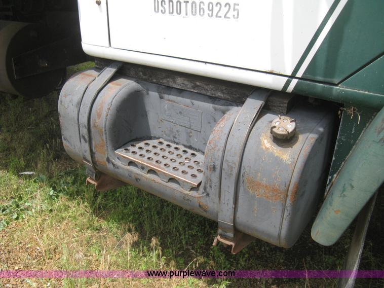 image for item H5423 1986 International 1654 scissor dump bed truck