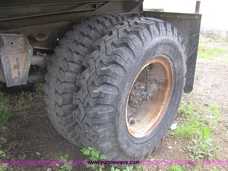 image for item H5423 1986 International 1654 scissor dump bed truck