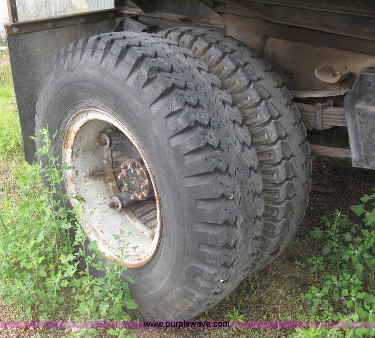 image for item H5423 1986 International 1654 scissor dump bed truck