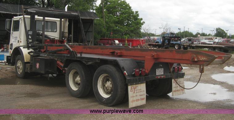 image for item H5424 1984 Mack MR686S roll-off truck