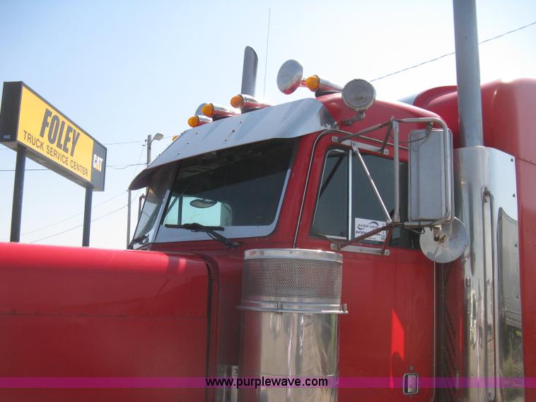 image for item H5425 1998 Peterbilt 379 semi truck