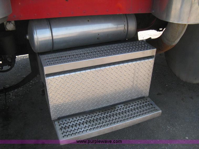 image for item H5425 1998 Peterbilt 379 semi truck