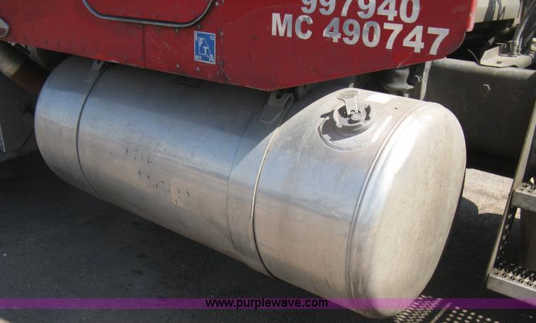 image for item H5425 1998 Peterbilt 379 semi truck