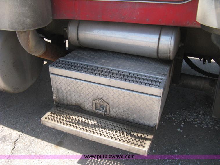 image for item H5425 1998 Peterbilt 379 semi truck