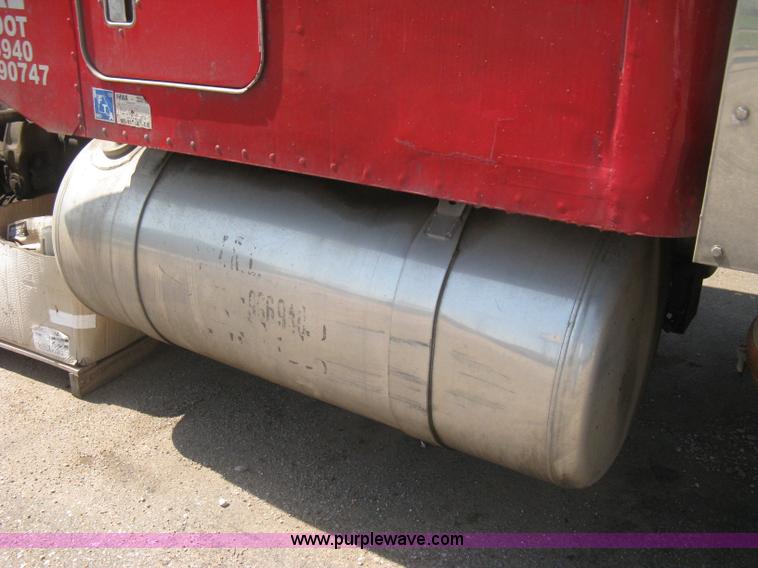 image for item H5425 1998 Peterbilt 379 semi truck