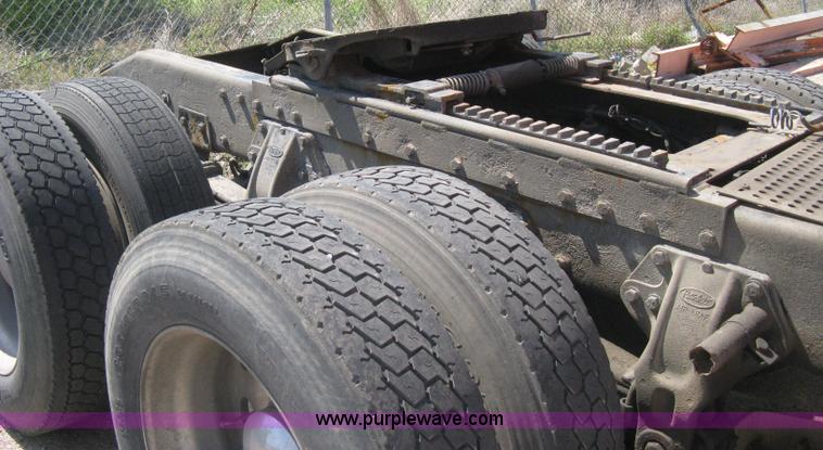 image for item H5425 1998 Peterbilt 379 semi truck