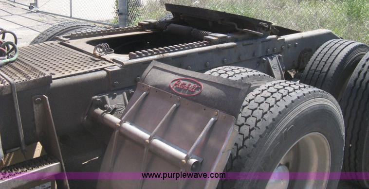 image for item H5425 1998 Peterbilt 379 semi truck