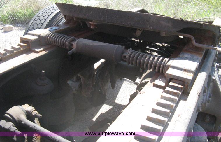 image for item H5425 1998 Peterbilt 379 semi truck