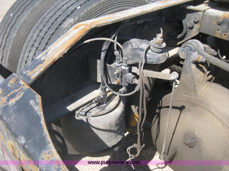 image for item H5425 1998 Peterbilt 379 semi truck