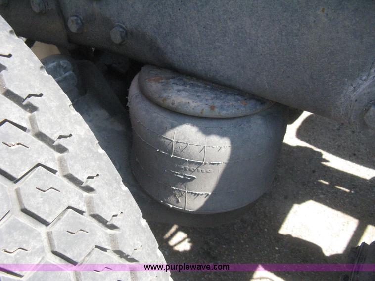 image for item H5425 1998 Peterbilt 379 semi truck