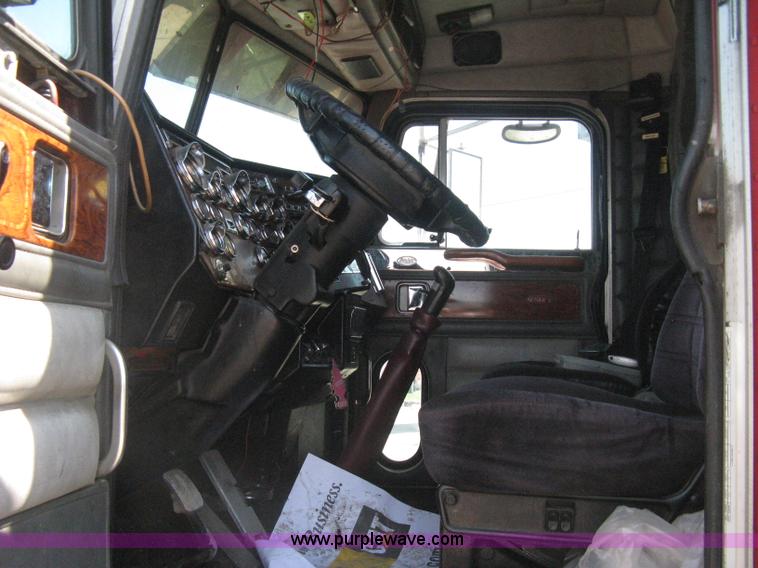 image for item H5425 1998 Peterbilt 379 semi truck