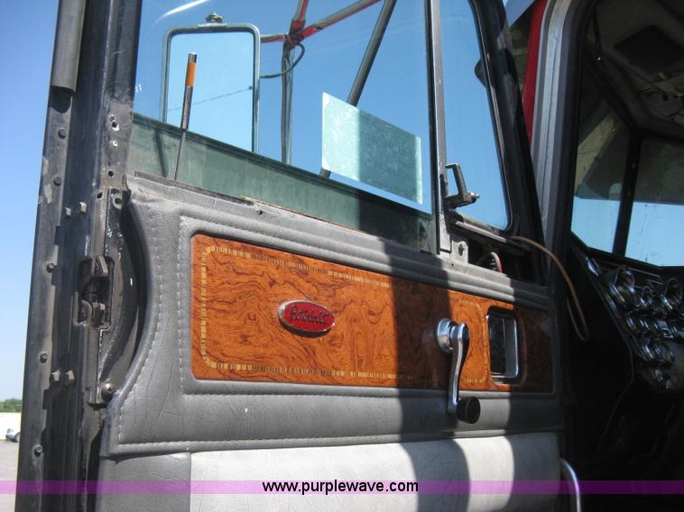 image for item H5425 1998 Peterbilt 379 semi truck