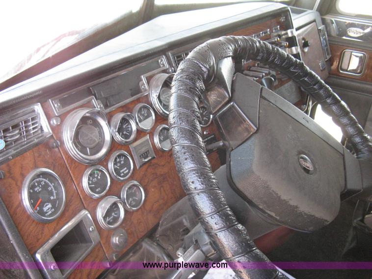 image for item H5425 1998 Peterbilt 379 semi truck