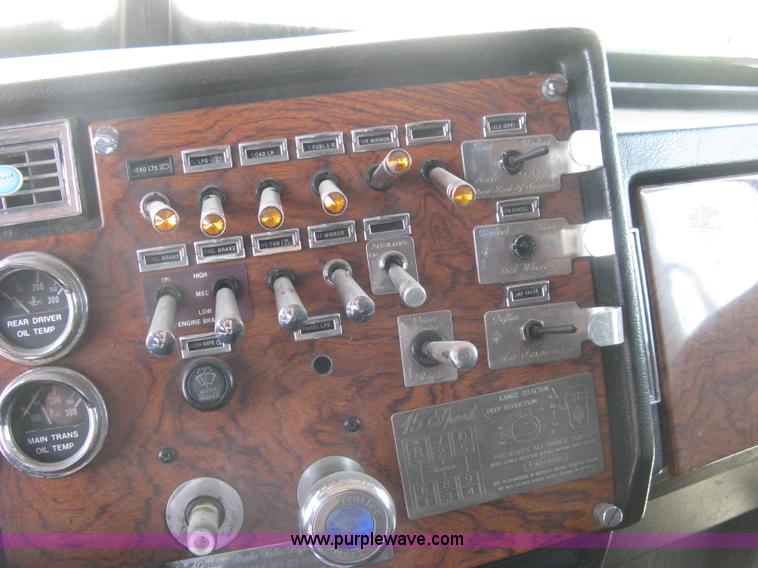 image for item H5425 1998 Peterbilt 379 semi truck