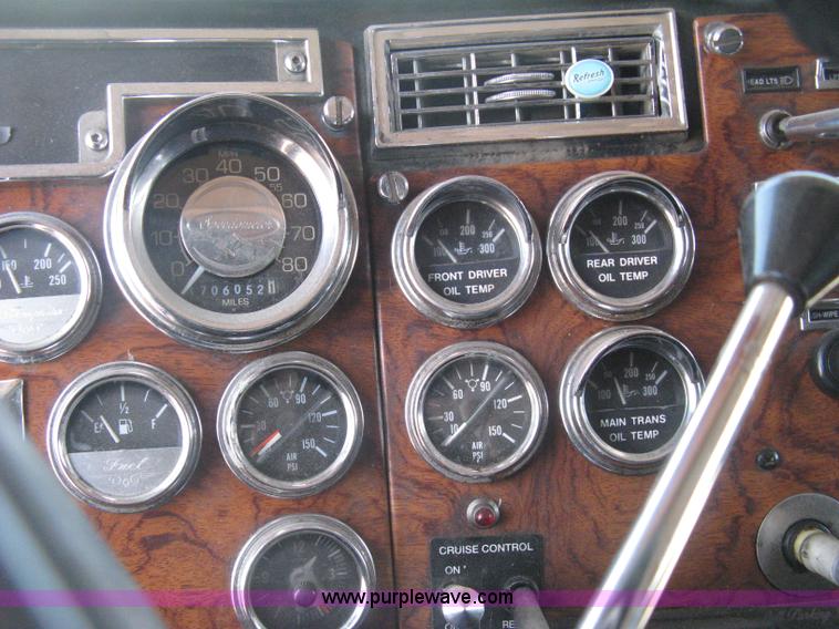 image for item H5425 1998 Peterbilt 379 semi truck