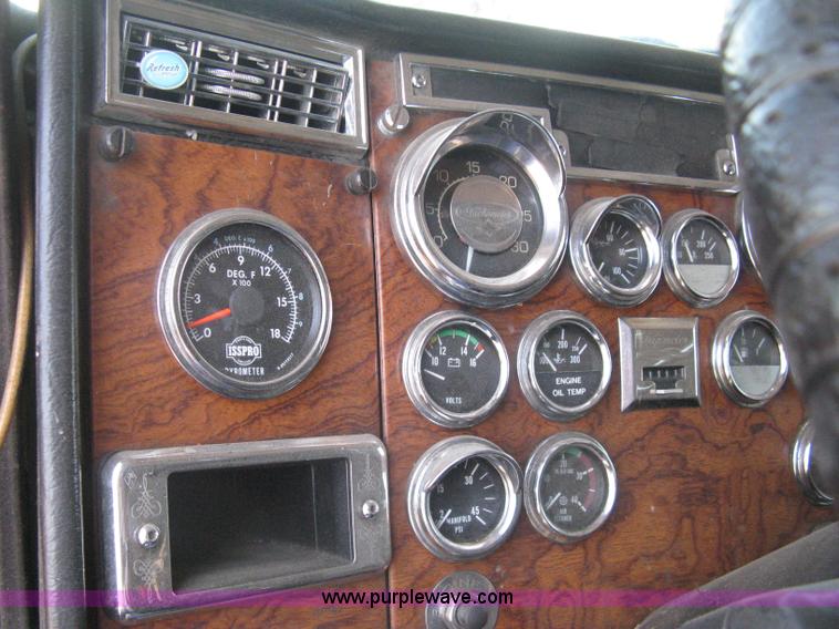 image for item H5425 1998 Peterbilt 379 semi truck