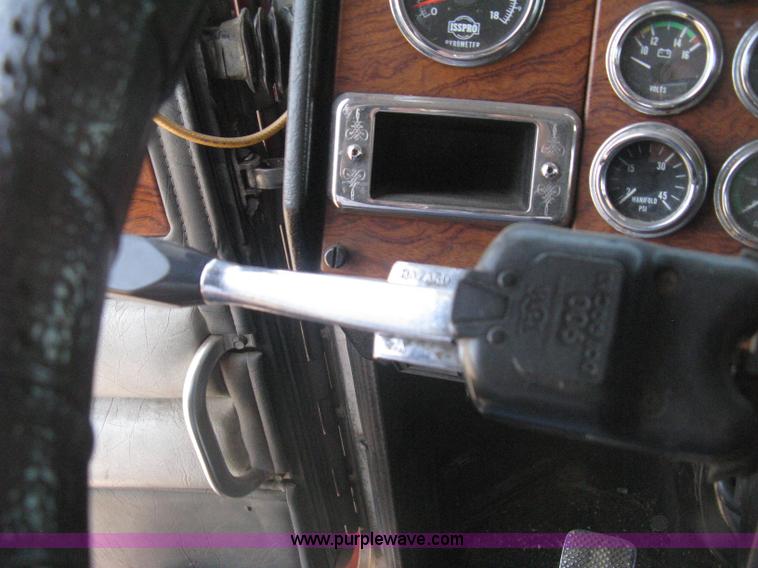 image for item H5425 1998 Peterbilt 379 semi truck