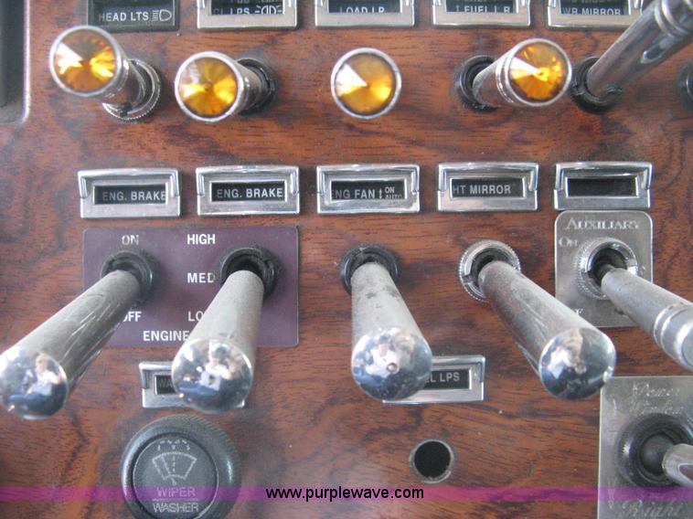 image for item H5425 1998 Peterbilt 379 semi truck