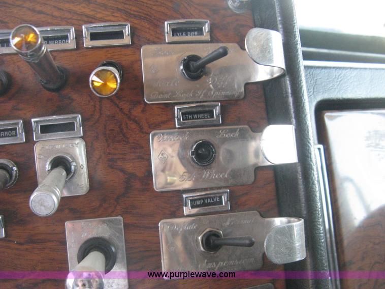 image for item H5425 1998 Peterbilt 379 semi truck