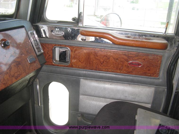 image for item H5425 1998 Peterbilt 379 semi truck