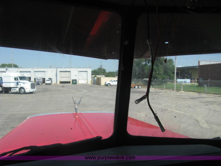 image for item H5425 1998 Peterbilt 379 semi truck