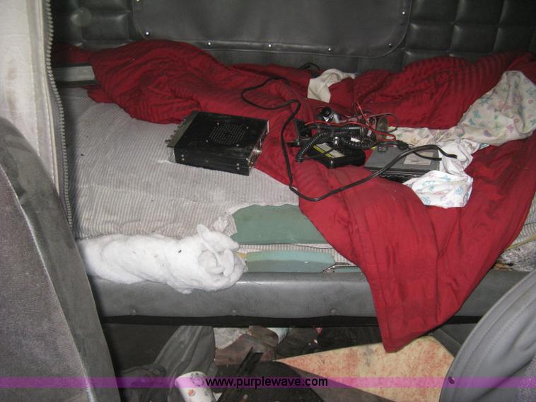 image for item H5425 1998 Peterbilt 379 semi truck