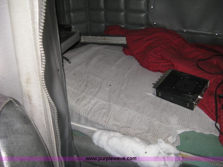 image for item H5425 1998 Peterbilt 379 semi truck