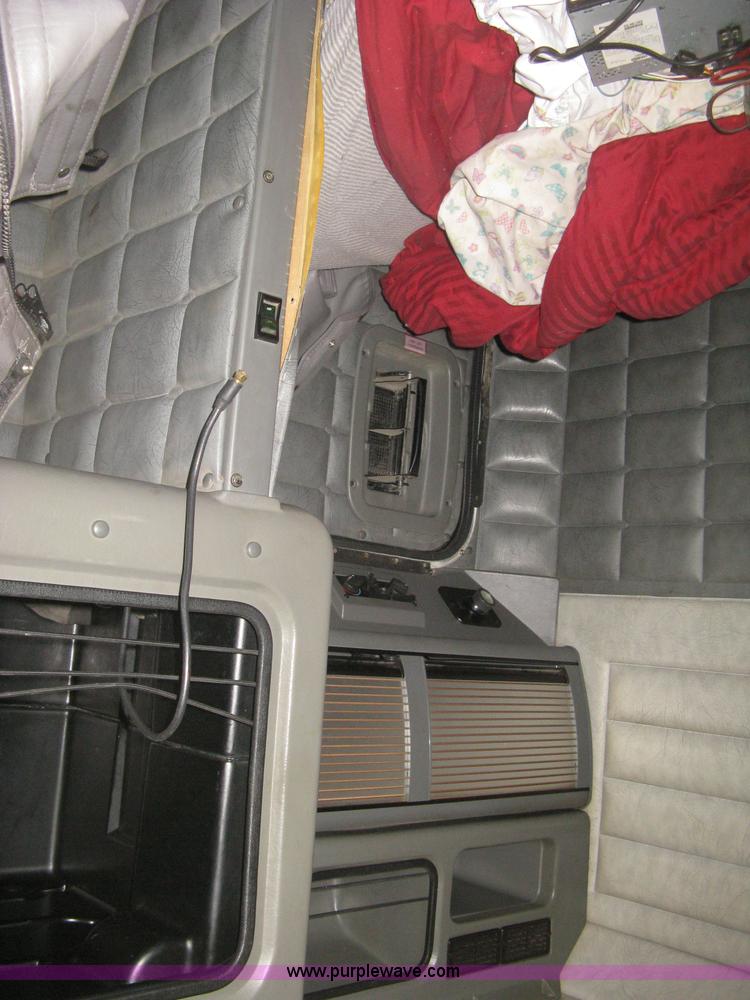 image for item H5425 1998 Peterbilt 379 semi truck