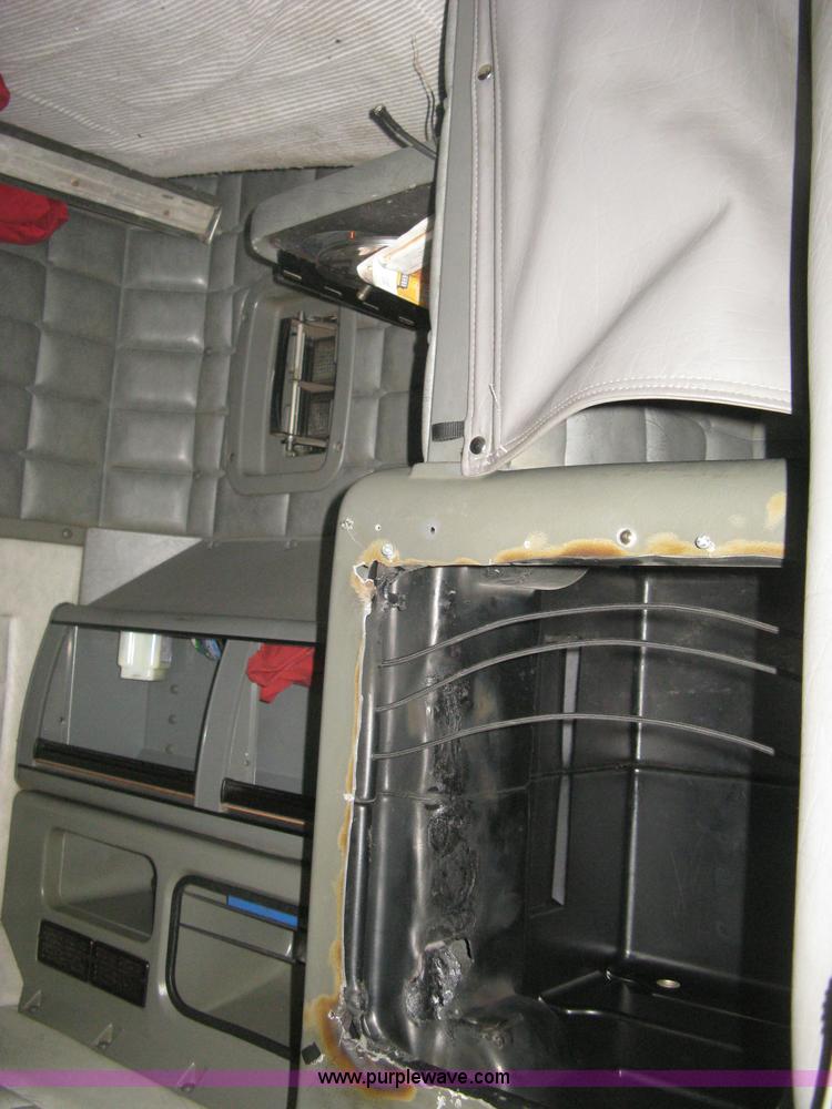 image for item H5425 1998 Peterbilt 379 semi truck