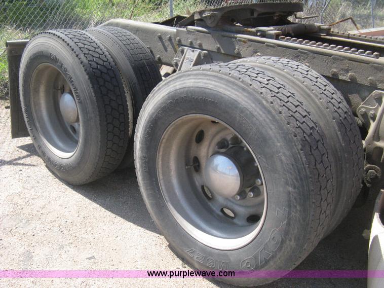 image for item H5425 1998 Peterbilt 379 semi truck