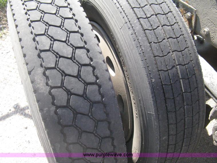 image for item H5425 1998 Peterbilt 379 semi truck