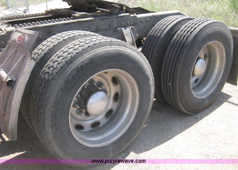 image for item H5425 1998 Peterbilt 379 semi truck