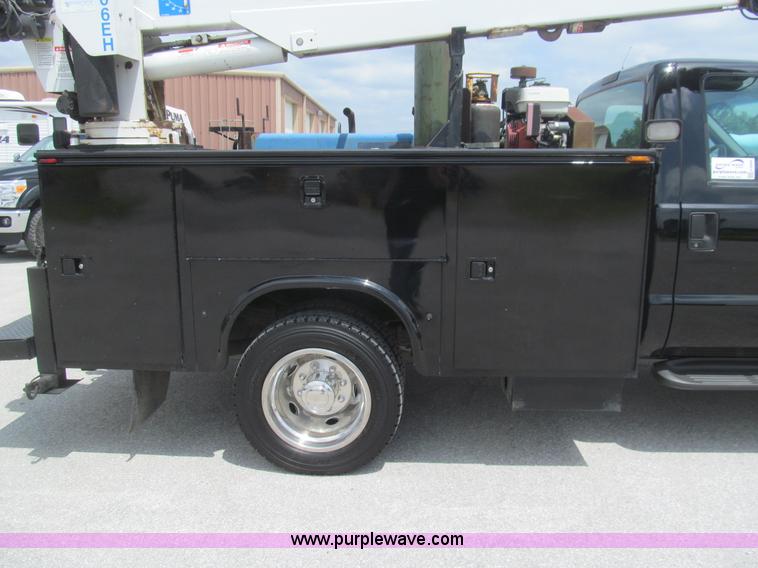 image for item H8968 2000 Ford F550 Super Duty XLT utility truck