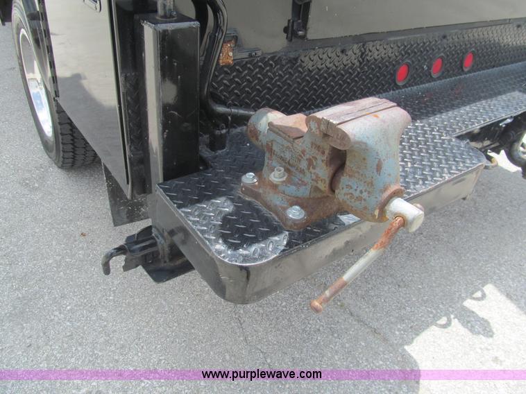 image for item H8968 2000 Ford F550 Super Duty XLT utility truck