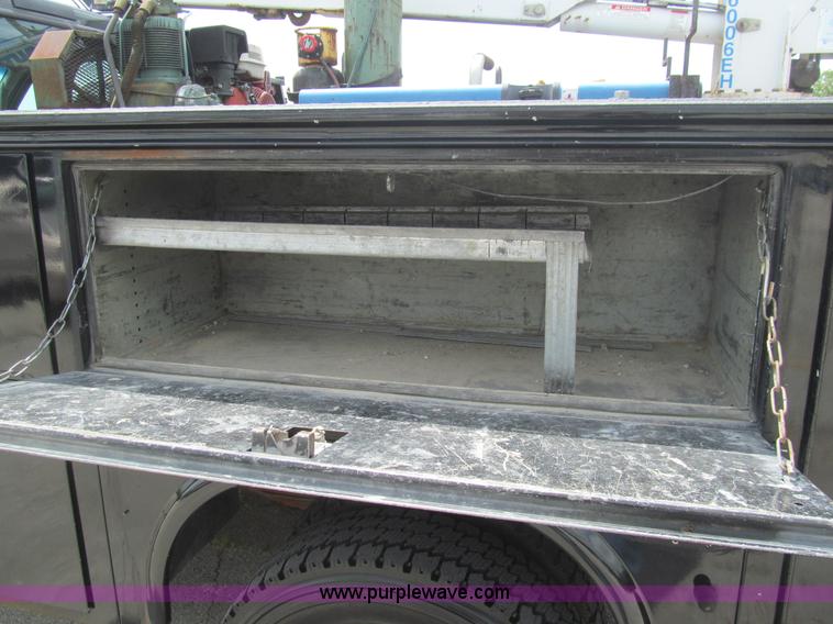 image for item H8968 2000 Ford F550 Super Duty XLT utility truck