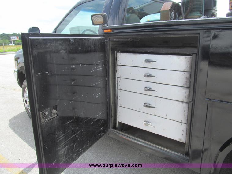 image for item H8968 2000 Ford F550 Super Duty XLT utility truck