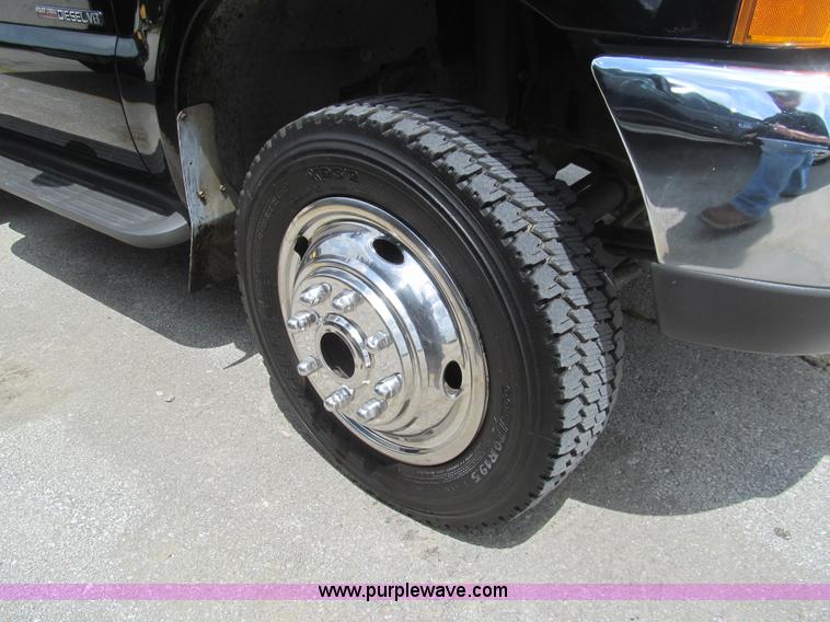 image for item H8968 2000 Ford F550 Super Duty XLT utility truck