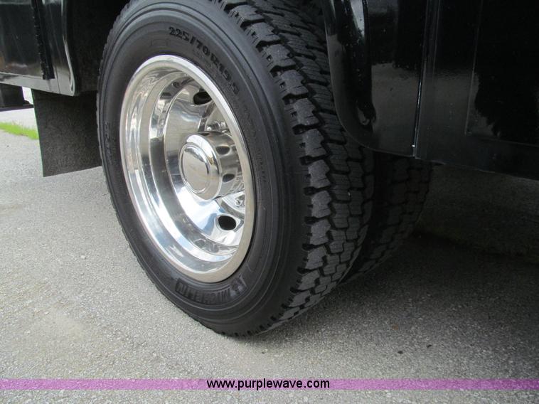 image for item H8968 2000 Ford F550 Super Duty XLT utility truck