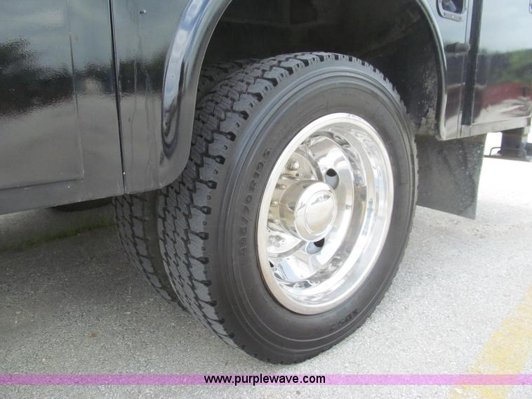 image for item H8968 2000 Ford F550 Super Duty XLT utility truck