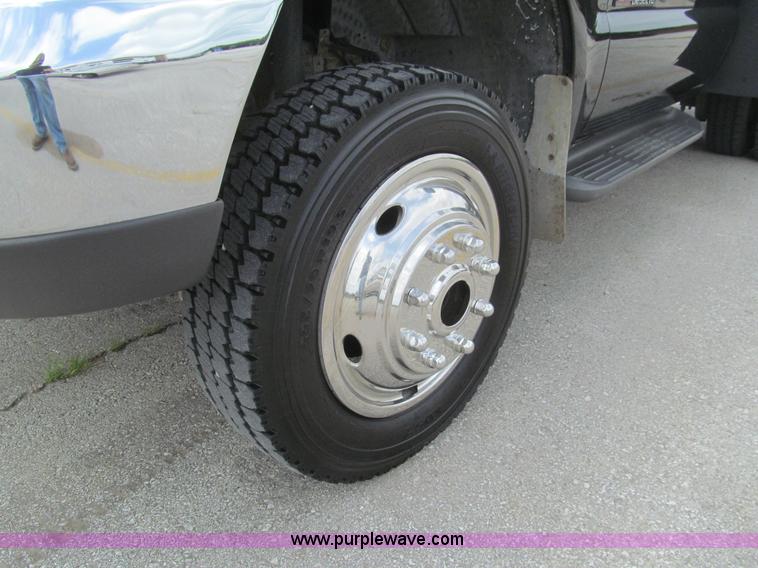 image for item H8968 2000 Ford F550 Super Duty XLT utility truck