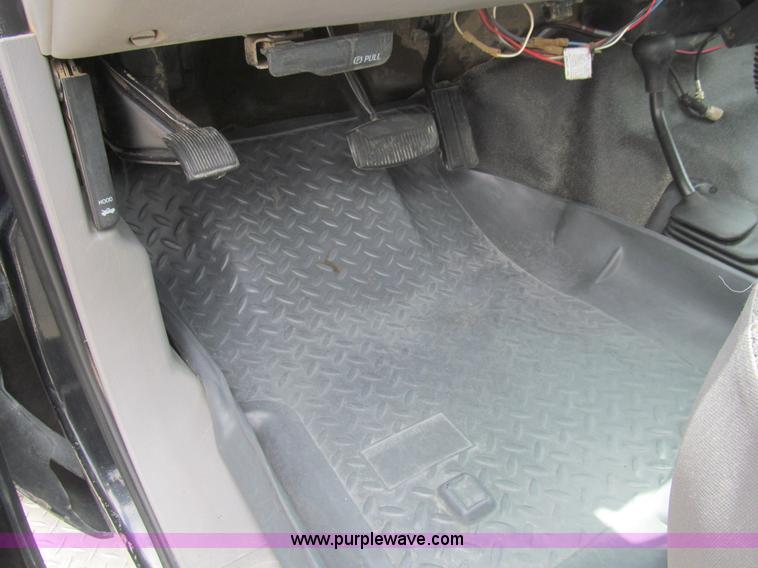 image for item H8969 2000 Ford F450 Super Duty XL flatbed truck