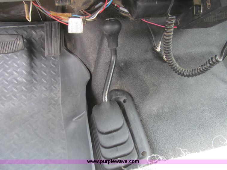 image for item H8969 2000 Ford F450 Super Duty XL flatbed truck