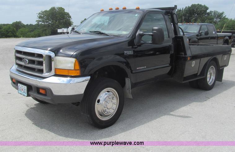 image for item H8970 1999 Ford F550 Super Duty XLT flatbed truck
