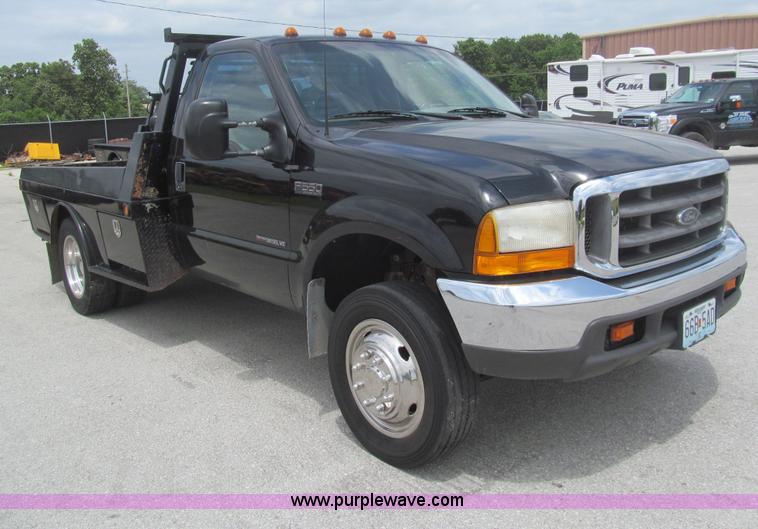 image for item H8970 1999 Ford F550 Super Duty XLT flatbed truck