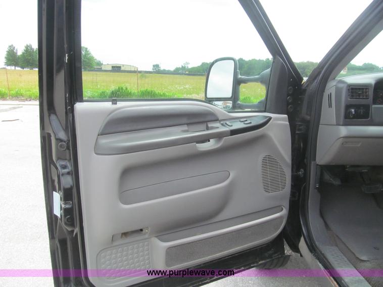 image for item H8970 1999 Ford F550 Super Duty XLT flatbed truck